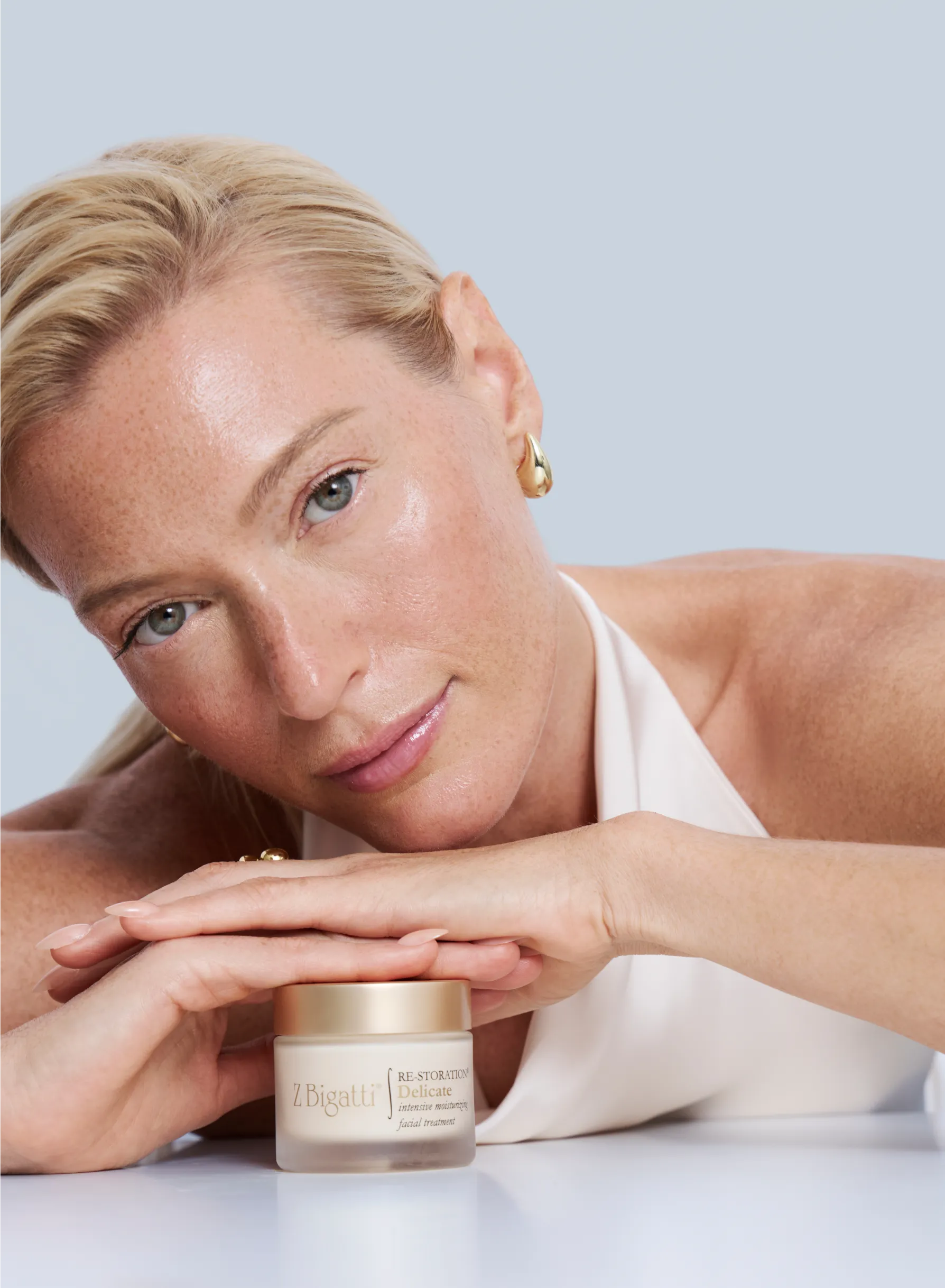 Blond woman posing with zBigatti Delicate